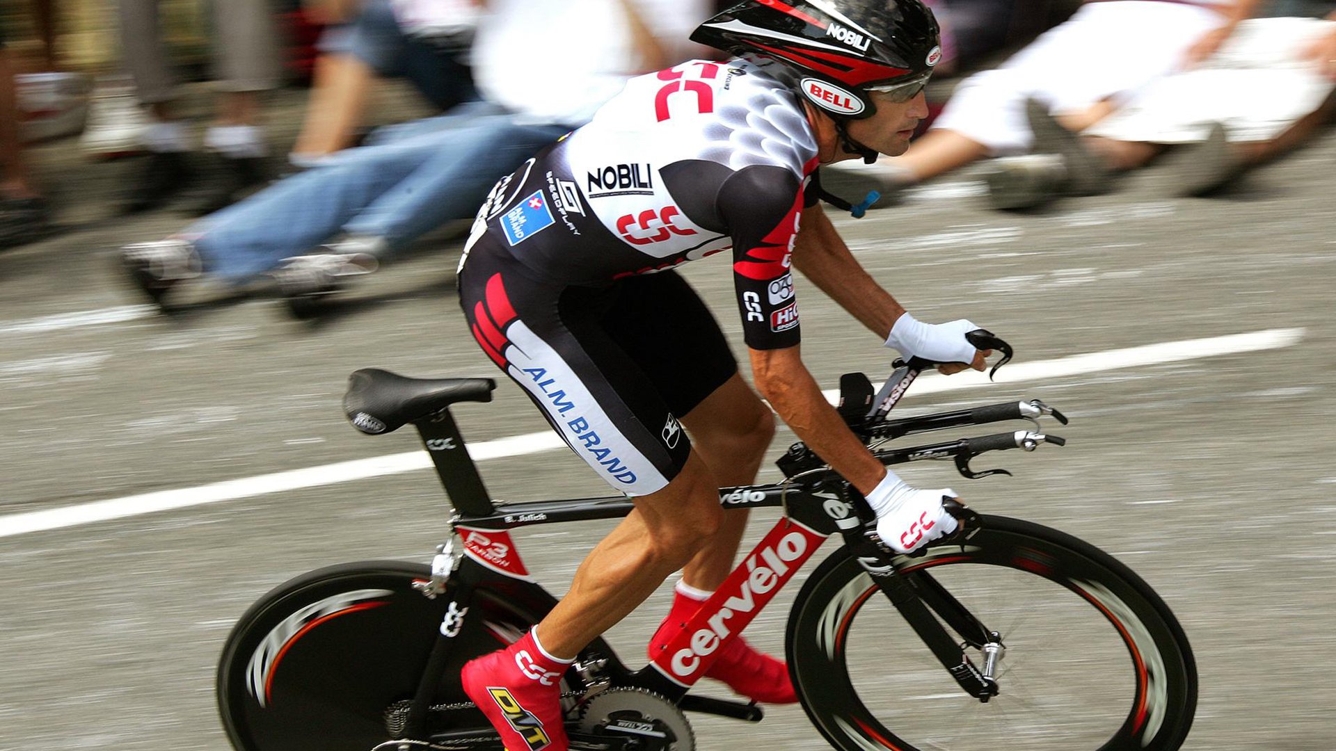 中澳接力赛后互相致意展风度,中澳之间