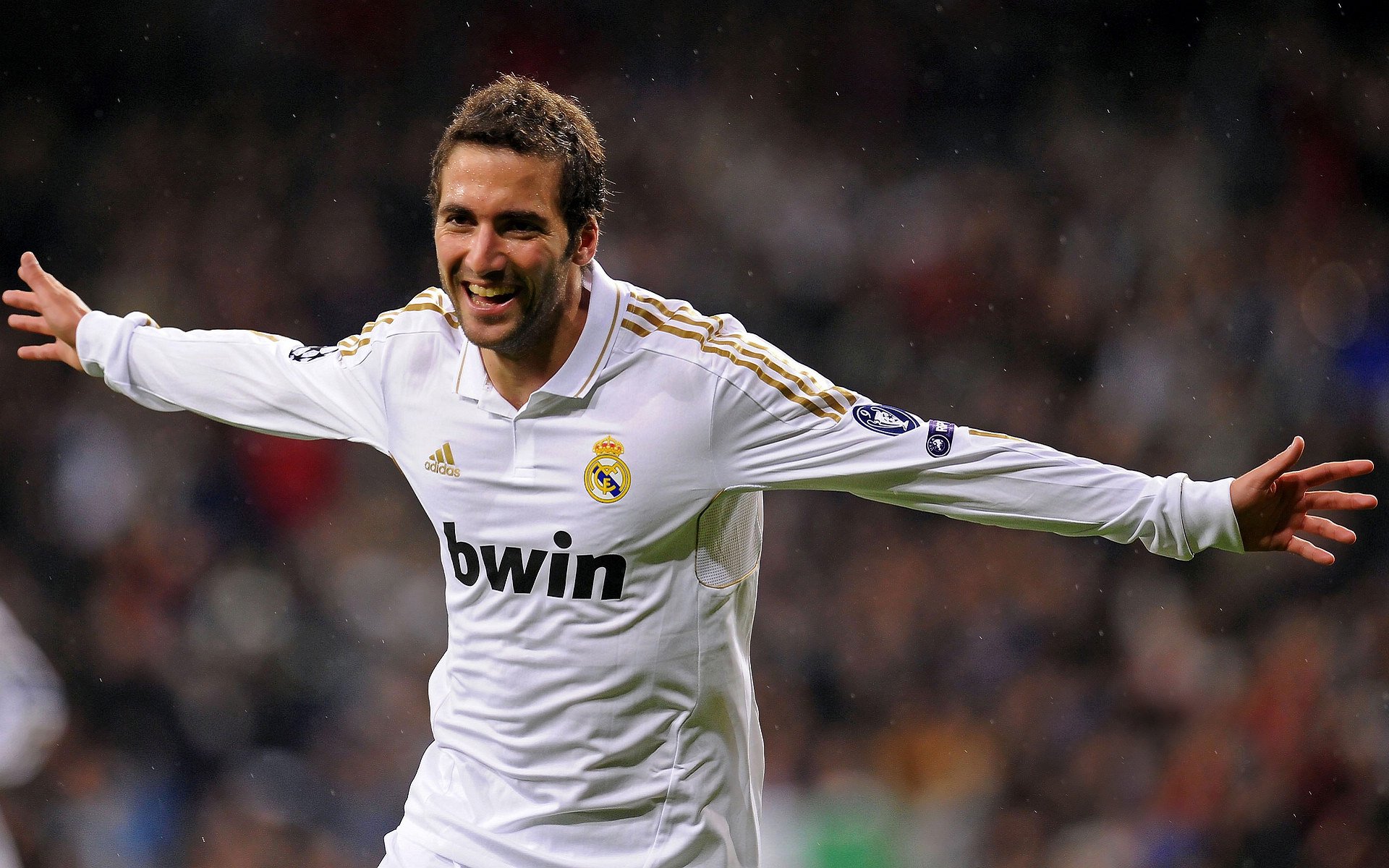 火箭中锋连续完成封盖点燃队友士气,火箭中锋是谁