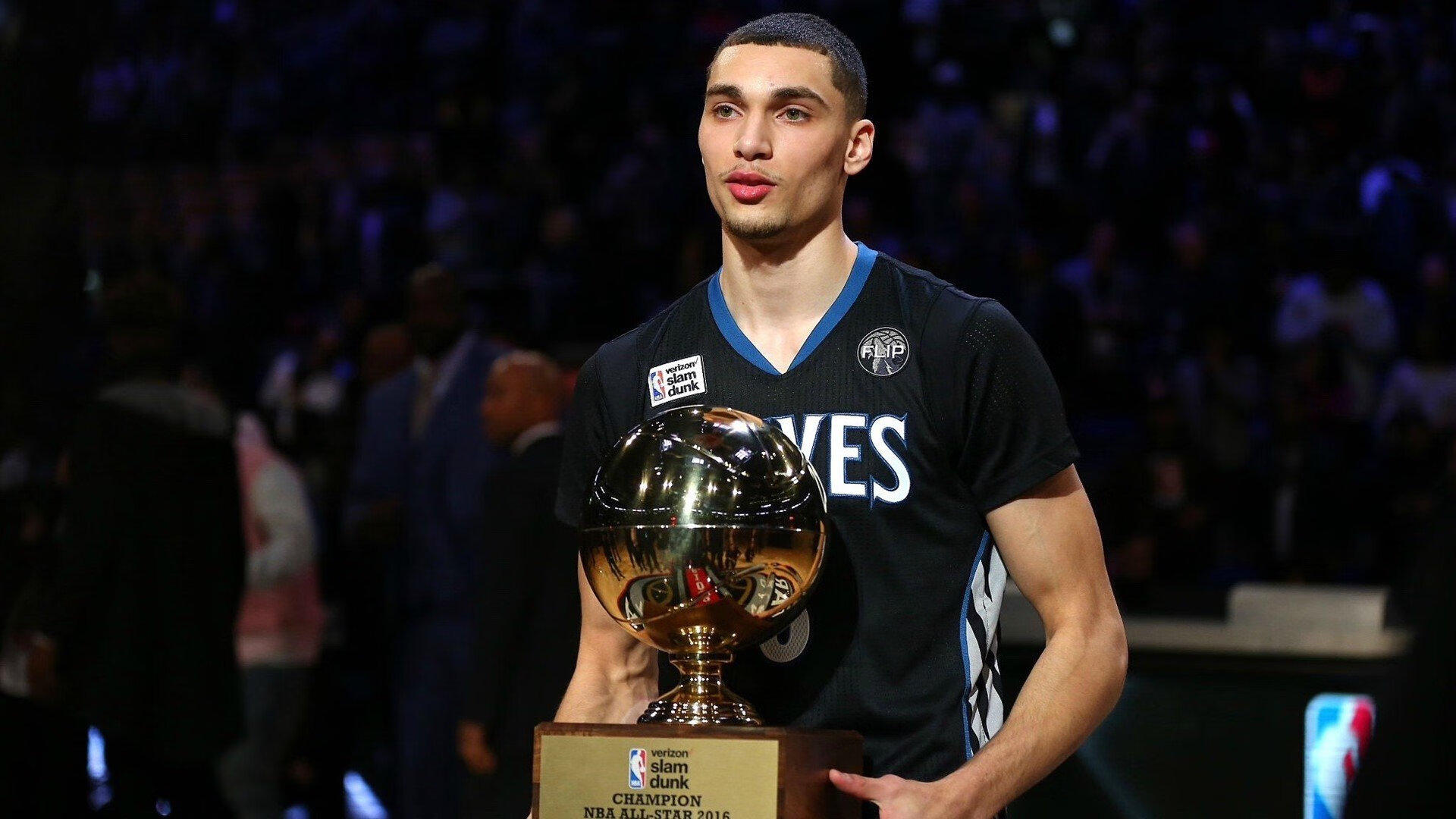 詹姆斯直播回应网友提问风趣十足,詹姆斯直播间在哪里